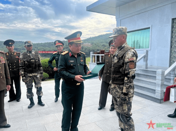 베트남 국방부 차관 호앙 쑤언 치엔이 2024년 9월 18일 북한 특수부대 시설을 방문했다./ 베트남 국방부