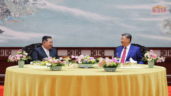 중국의 전승절 행사에 참석한 김정은 북한 국무위원장이 시진핑 주석과 회담하고 있다./로이터