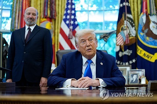 도널드 트럼프 미국 대통령은 미국에 공장을 건설하지 않은 기업의 의약품에 대해 내달부터 100% 관세를 부과하겠다고 밝혔다./연합