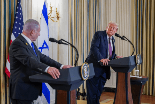 도널드 트럼프 미국 대통령과 베냐민 네타냐후 이스라엘 총리가 29일(현지시간) 백악관 국빈 만찬장에서 공동 기자회견을 하고 있다./연합