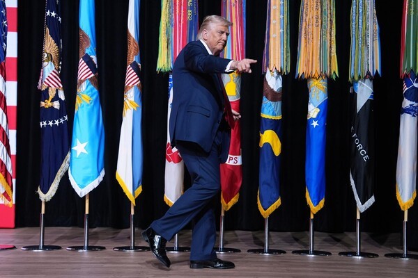 도널드 트럼프 미국 대통령이 지난달 30일(현지시간)  버지니아주 콴티코 해병기지에서 열린 전군 지휘관 회의에서 연설하기 위해 단상에 올랐다./연합