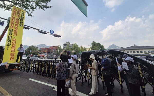 북한이탈주민으로 구성된 '북향민 명칭 반대 전국 탈북민 단체 연대'는 1일 정부서울청사 앞에서 집회를 열고 "우리는 절대 탈북민의 명칭을 버리지 않을 것"이라고 밝혔다. /연합뉴스