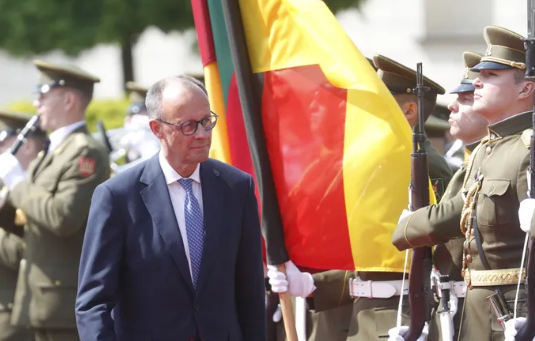 프리드리히 메르츠 독일 총리가 지난 5월 22일 리투아니아 빌뉴스 대통령궁에서 열린 환영식에서 의장대를 사열하고 있다./EPA