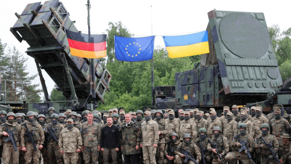 지난 2024년 6월 보리스 피스토리우스 독일 국방장관과 볼로디미르 젤렌스키 우크라이나 대통령이 패트리엇 방공 시스템 앞에서 기념 촬영을 하고 있는 모습./연합