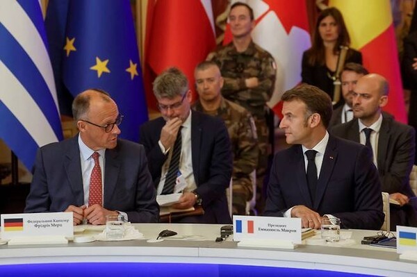 지난 5월 10일 프리드리히 메르츠 독일 총리와 에마뉘엘 마크롱 프랑스 대통령(오른쪽)이 우크라이나 키이우에서 만나 대화하고 있다./로이터