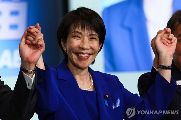 다카이치 사나에 전 일본 경제안보담당상이 4일 집권 자민당 총재 선거에서 승리한 뒤 환하게 웃고 있다./연합