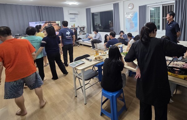 6일 샌드문화원에서 탈북민들이 모여 추석명절을 함께 보내고 있다/샌드타임즈 