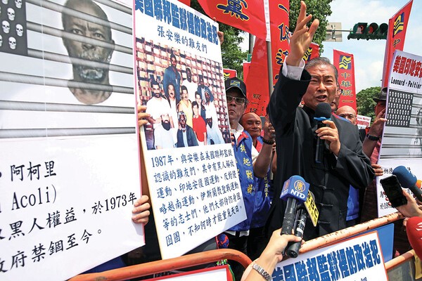 중화통일촉진당 설립자 창안로가 타이완에서 집회 중 연설하고 있다./로이터