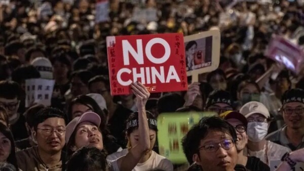 국민당 의원들이 입법원 내에서 중국의 의견을 대변하고 있다며 거리에 나온 블루버드 운동 참가자들./게티