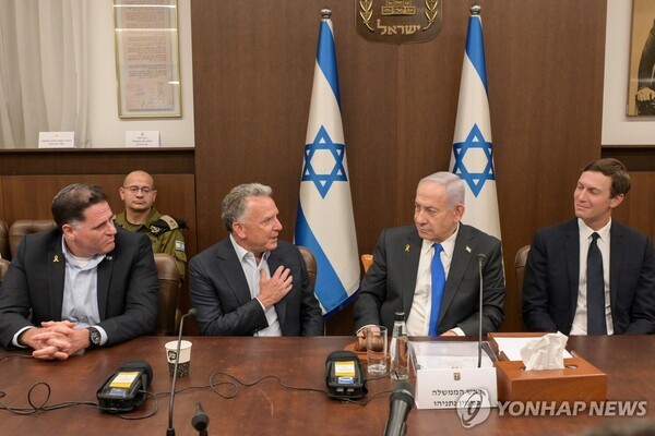 지난 9일 이스라엘 예루살렘에서 열린 내각 회의에 참석한 베냐민 네타냐후 이스라엘 총리(오른쪽 두 번째)가 스티브 위트코프 미국 중동 특사 등과 회동하고 있다./연합