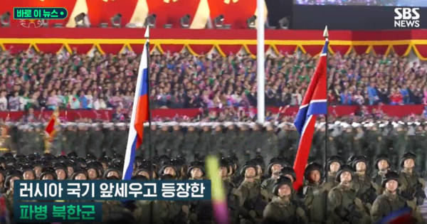 북한이 10일 저녁 노동당 창건80주년 기념 열병식을 평양 김일성광장에서 진행한 가운데 러-우 전장에 파병된 북한 특수작전군 대열이 주석단을 지나고 있다. /조선중앙TV SBS