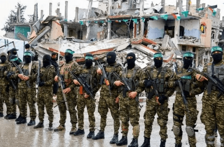 가자지구 남부 라파에서 대기 중인 팔레스타인 무장정파 하마스 대원들./로이터