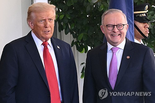 도널드 트럼프 미국 대통령이 20일(현지시간) 백악관에서 앤서니 앨버니지 호주 총리를 맞이하고 있다./연합