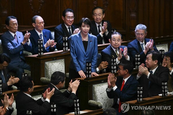 다카이치 사나에 일본 신임 총리가 21일 중의원 총리 지명선거 결과 발표 이후 박수를 받고 있다./연합