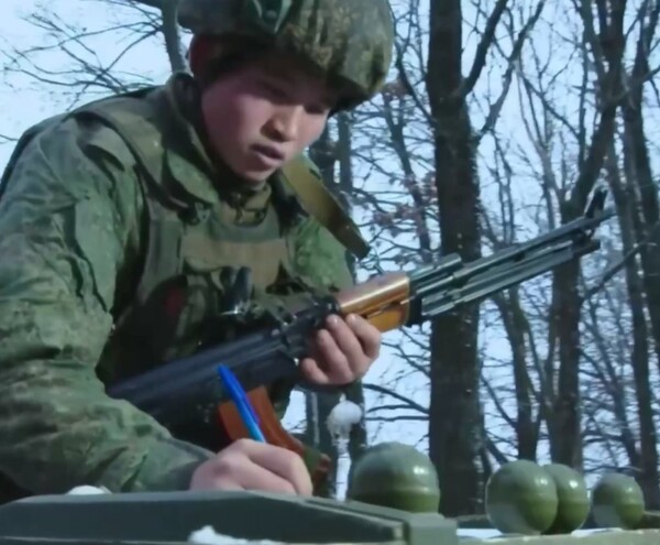 러시아에 파병된 북한군 병사가 전투에 나가면서 충성을 다짐하는 글을 작성하고 있다. /조선중앙TV