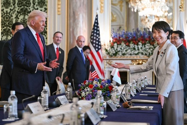 트럼프 환대하는 다카이치 : 도널드 트럼프(왼쪽) 미국 대통령과 다카이치 사나에(오른쪽) 일본 총리가 28일 도쿄 모토아카사카 영빈관에서 정상회담을 시작하기에 앞서 이야기를 나누고 있다. /AFP 연합뉴스