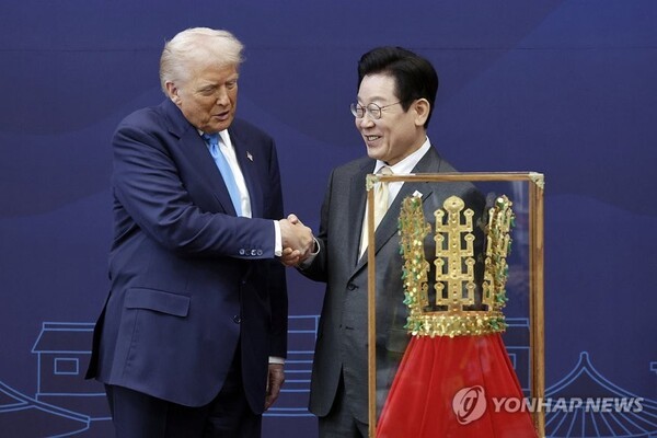 이재명 대통령과 도널드 트럼프 미국 대통령이 30일 경주에서 열린 한미정상회담에서 만나 선물을 전달하고 악수를 나누고 있다. 2025.10.30/연합뉴스