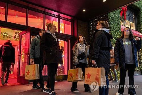 도널드 트럼프 미국 행정부의 관세정책으로 미국 소비자들의 연말 선물 비용이 크게 증가할 수 있다는 분석이 나왔다./연합