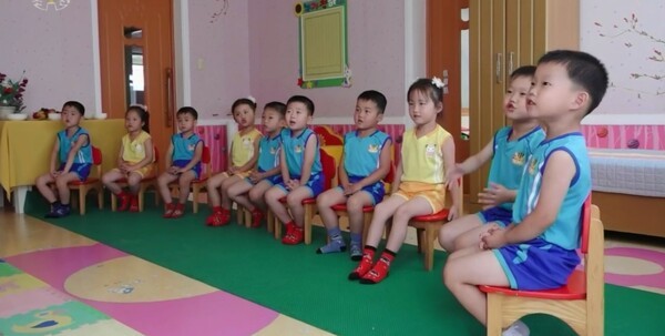 화상엄마로부터 가정 교육을 받는 북한 초등학원 어린이들 2025.11.3/조선중앙TV