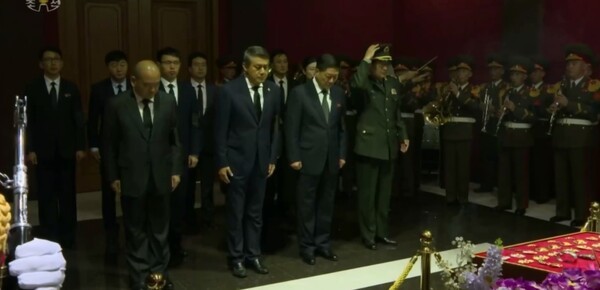 고 김영남 전 북한 최고인민회의상임위원장을 조문하는 왕야진 주북 대사/조선중앙TV