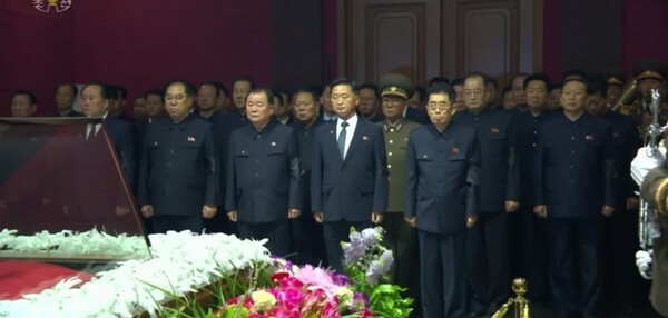 고 김영남 전 북한 최고인민회의상임위원장을 조문하는 북한 간부들 속에 리선권(왼쪽 두번째)당 부장의 모습도 보인다./조선중앙TV