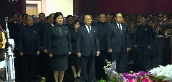 고 김영남 전 북한 최고인민회의상임위원장을 조문하는 북한 간부들 속에 김영철 전 통전부장의 모습도 보인다. 장의위원 명단에는 누락됐지만 조문에는 참가했다./ 조선중앙TV