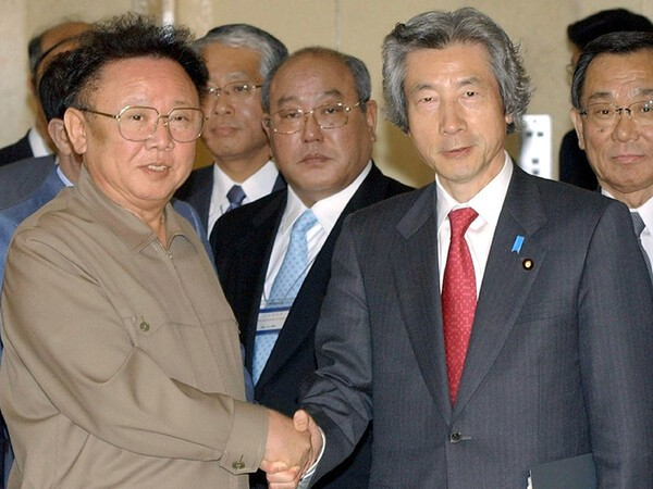 2004년 평양에서 정상회담을 가진 김정일 북한 국방위원장과 고이즈미 준이치로 일본 수상/세계일보