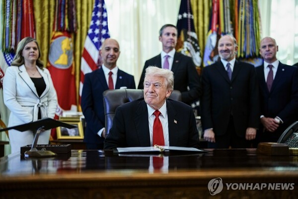 도널드 트럼프 미국 대통령이 6일(현지시간) 백악관에서 글로벌 제약사와의 약값 인하 합의를 발표하고 있다./연합