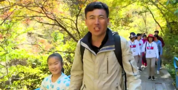 북한 주민들이 칠보산을 광광하는 모습. 2025.11.7/조선중앙TV