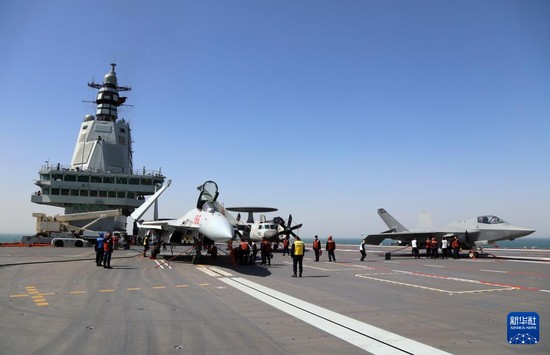 중국이 세번째로 취역시킨 항공모함 푸젠함 갑판에서 이륙 준비중인 젠-55T, 젠-35공격기/신화망