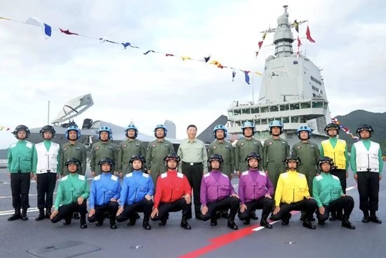 시진핑 중국 국가주석이 지난 5일 취역식을 가진 푸젬함에 올라 승무원들과 기념촬영을 하고 있다. /신화망