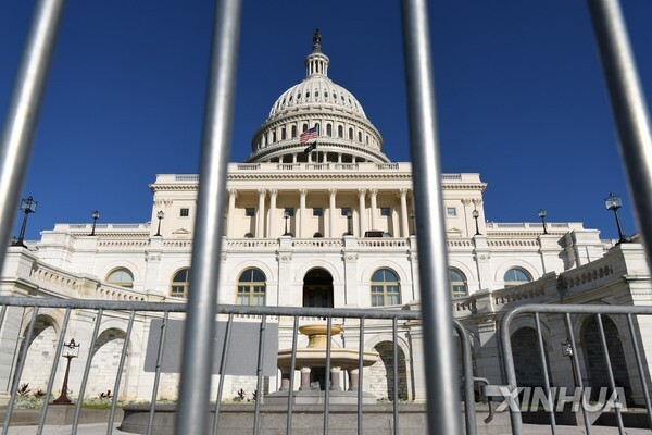 미국 상원에서 공화당은 9일(현지시간) 민주당 중도파 의원들과 함께 예산안 처리를 위한 첫 단계인 '절차 표결'을 가결시켰다./연합