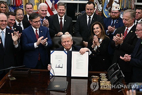 도널드 트럼프 대통령이 12일(현지시간) 밤 의회에서 넘어온 임시예산안에 서명했다. 이로써 지난달 1일부터 시작된 셧다운이 43일째 되는 날 끝나게 됐다./연합