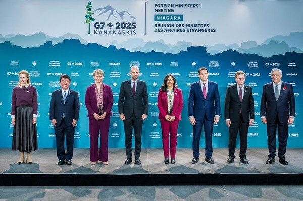 G7 외교장관들이 12일(현지 시각) 캐나다 나이아가라에서 열린 회의에서 기념촬영을 하고 있다. /연합뉴스