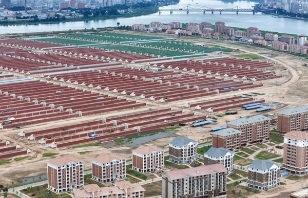 김정은 북한 국무위원장이 지난해  8월 수해가 났던 신의주시 위화도온실종합농장과 섬지구 영구화제방 공사현장을 1일 현지 지도했다.  /조선중앙통신 연합뉴스