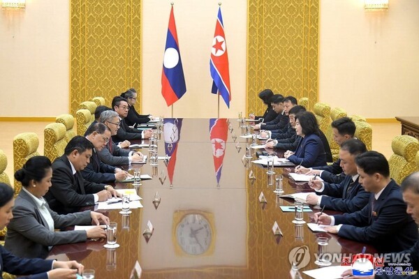 최선희 북한 외무상과 통싸완 폼비한 라오스 외교부 장관의 회담이 지난 12일 평양 만수대의사당에서 진행됐다고 조선중앙통신이 13일 보도했다. 2025.11.13 /연합뉴스