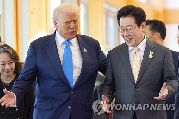 이재명 대통령과 도널드 트럼프 미국 대통령이 지난달 29일 경북 경주박물관에서 정상회담장으로 이동하며 대화하고 있다./연합