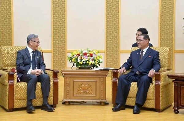 북한 노동당 기관지 노동신문은 14일 "조선민주주의인민공화국 내각총리 박태성 동지가 13일 만수대의사당에서 의례방문한 라오스인민민주주의공화국 외무상 통싸완 폼비한 동지를 만났다"라고 보도했다. /조선중앙통신