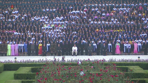 사진은 기사와 무관함. 북한 김정은 국무위원장이 청년절 30주년 경축 행사 참가자들과 단체 기념사진을 촬영했다고 보도했다. 2021.08.31. /조선중앙tv