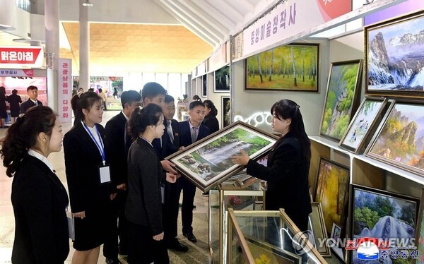 지난 14일 평양 옥류전시관에서 '관광상품의 다양화'를 주제로 한 '관광기념품전시회-2025'가 개막됐다고 조선중앙통신이 15일 보도했다. 2025.11.15