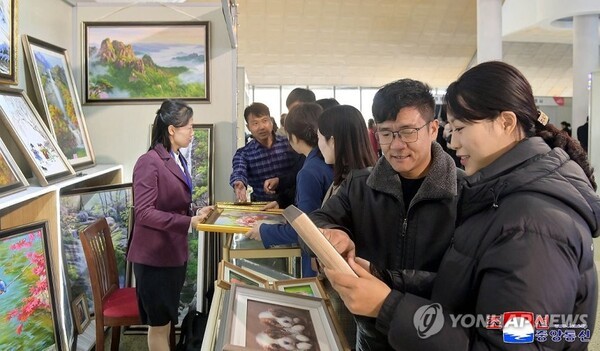 지난 14일 평양 옥류전시관에서 '관광상품의 다양화'를 주제로 한 '관광기념품전시회-2025'가 개막됐다고 조선중앙통신이 15일 보도했다. 2025.11.15/연합뉴스