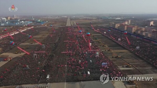 김정은 북한 국무위원장이 지난 2021년 3월 23일 수도 평양에 주택 1만세대를 짓는 착공식에 참석해 연설했다고 조선중앙TV가 24일 보도했다. 착공식에 참석한 건설 노동자들이 건설 현장을 가득 메운 채로 김 위원장의 연설을 듣고 있다. [조선중앙TV 화면] 2021.3.24 /연합뉴스