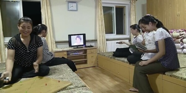 평양김정숙방직공장 노동자합숙에서 여성근로자들이 퇴근 후 생활하는 모습을 15일 북한 조선중앙TV가 김정은 위원장의 업적을 찬양하는 기록영화를 통해 방영했다. 2025.11.15/조선중앙TV