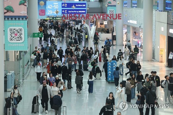 지난 6일 인천국제공항 제1여객터미널 내 면세구역에서 여행객들이 이동 및 쇼핑을 하고 있다./연합