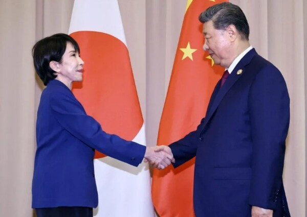 지난달 31일 경주 APEC에서 시진핑 중국 국가주석과 다카이치 사나에 일본 총리가 만나 악수를 나누고 있다./ 연합뉴스