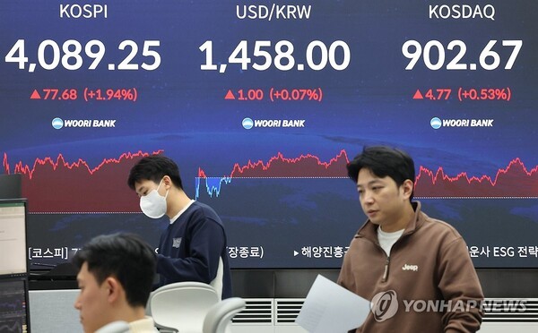 지난 17일 오후 서울 중구 우리은행 본점 딜링룸 현황판에 코스피지수와 환율이 표시돼 있다. 이날 환율은 1460.7원까지 올랐다.
