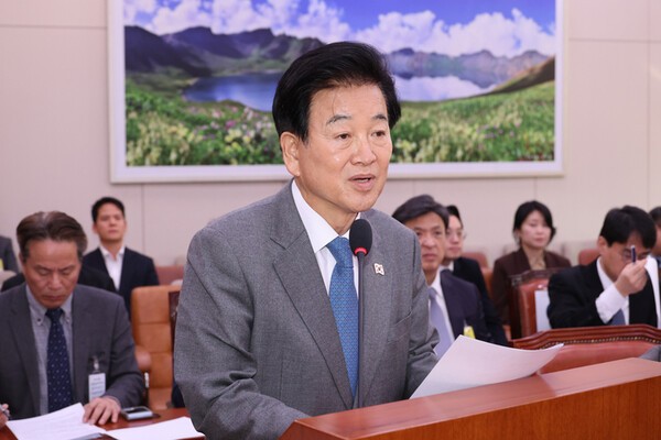 19일 국회에서 열린 외교통일위원회 전체회의에서 정동영 통일부 장관이 2026년도 예산안 의결 관련 인사말을 하고 있다. /연합뉴스]