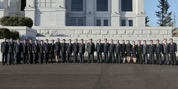 김정은 북한 국무위원장이 지난 18일 사법검찰기관 창립 80주년을 맞아 최고재판소를 축하 방문해 조선변호사협회 변호사들과 기념촬영을 했다고 조선중앙TV가 19일 보도했다./조선중앙TV 연합뉴스