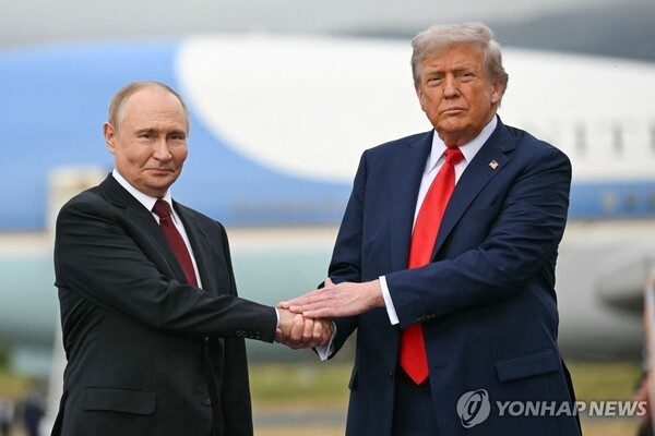 지난 8월 만난 도널드 트럼프 미국 대통령과 블라디미르 푸틴 러시아 대통령./연합