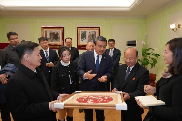 19일 김일성종합대학 방문한 왕야쥔 주북 중국대사(가운데) /주북 중국대사관 홈페이지 캡처